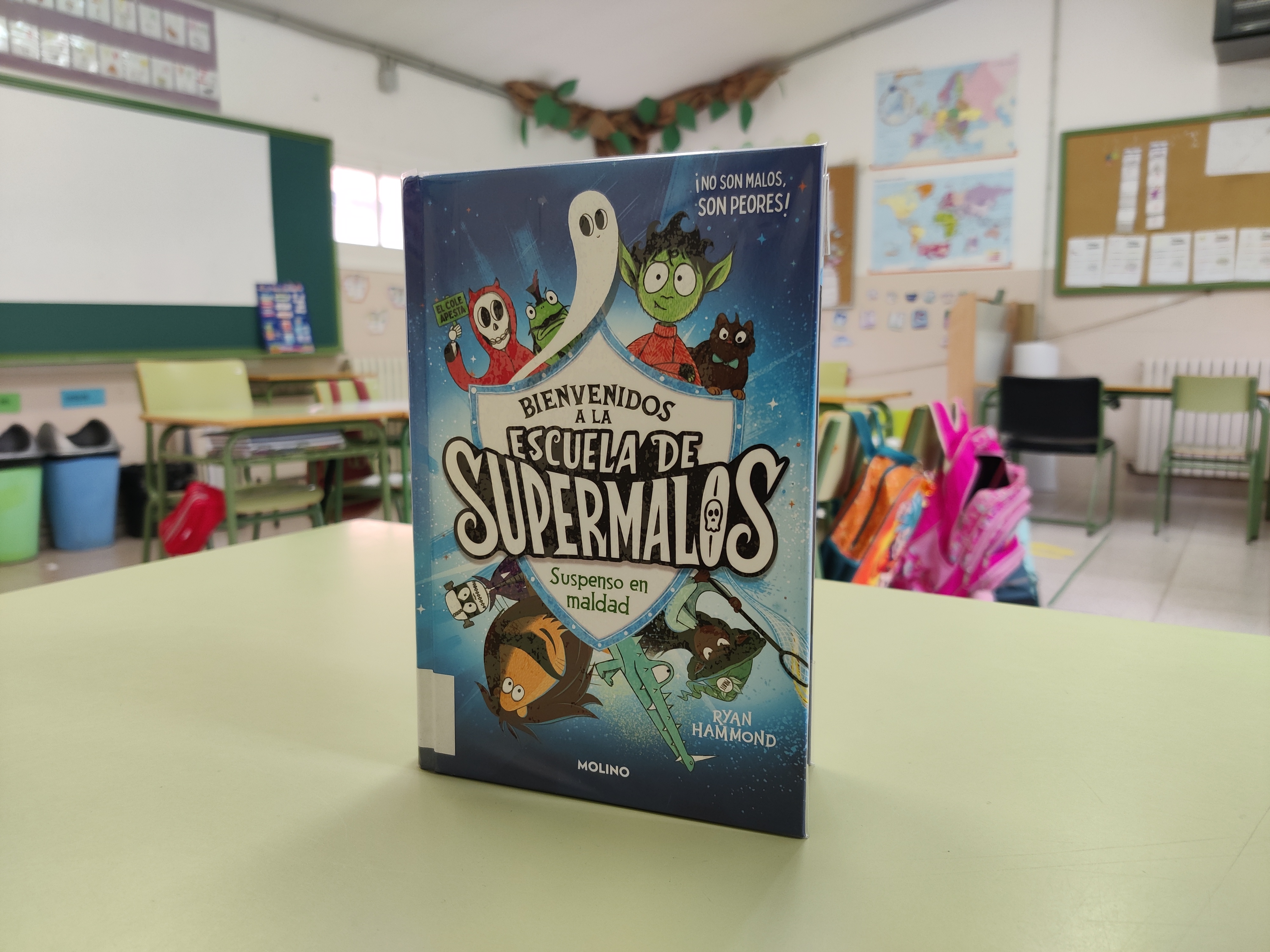 ENTREVISTA A LOS PERSONAJES DEL CUENTO  "BIENVENIDOS A LA ESCUELA DE SUPERMALOS"