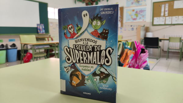 ENTREVISTA A LOS PERSONAJES DEL CUENTO  "BIENVENIDOS A LA ESCUELA DE SUPERMALOS"